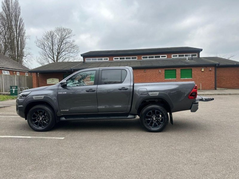 TOYOTA HILUX