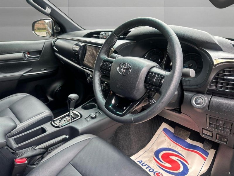 TOYOTA HILUX